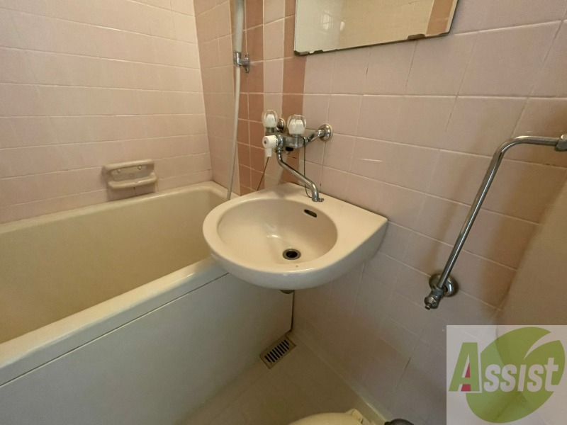 洗面設備　ユニットバス内の洗面台です。朝の身支度もスムーズです。