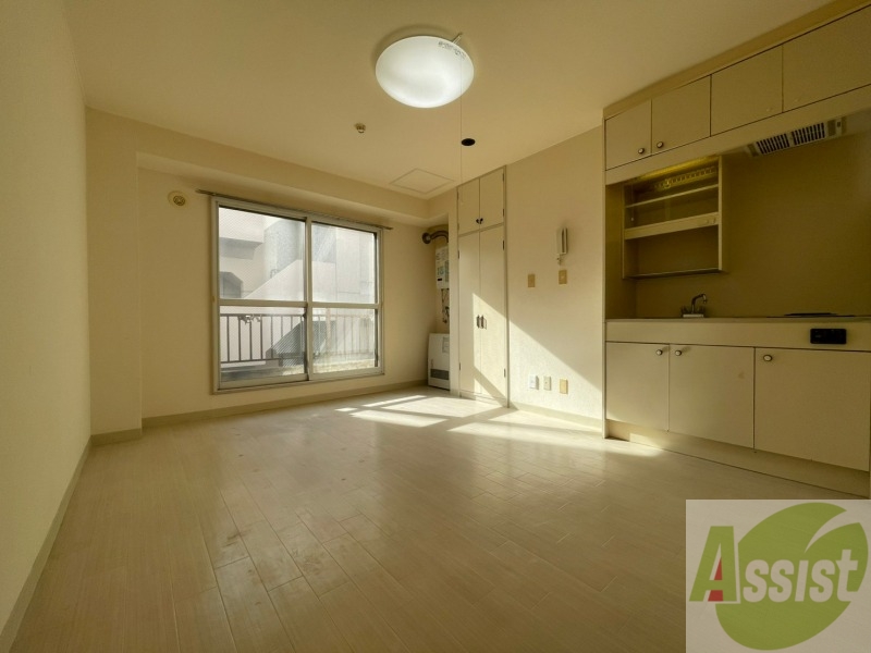 居室・リビング　リビングです。木目のフローリングが落ち着きますね。