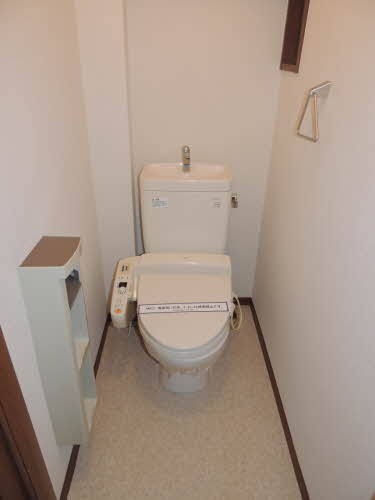 トイレ　落ち着いた色調のトイレです
