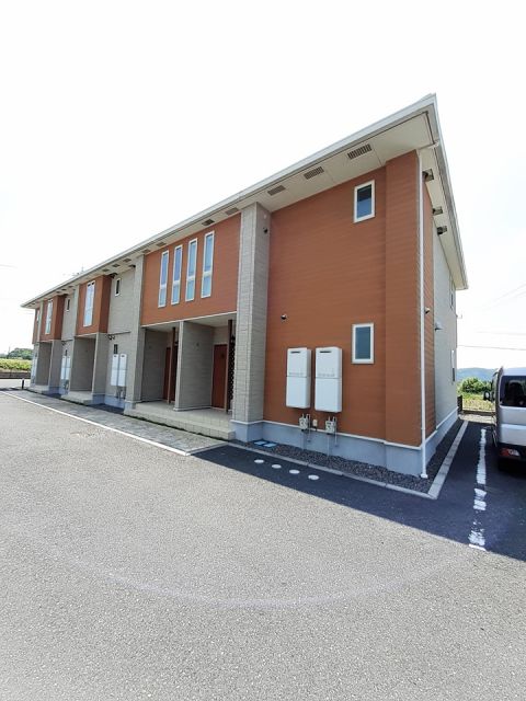 【苫田郡鏡野町布原のアパートの建物外観】