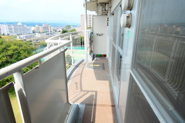 バルコニー　奥行きのある大きなバルコニーです。