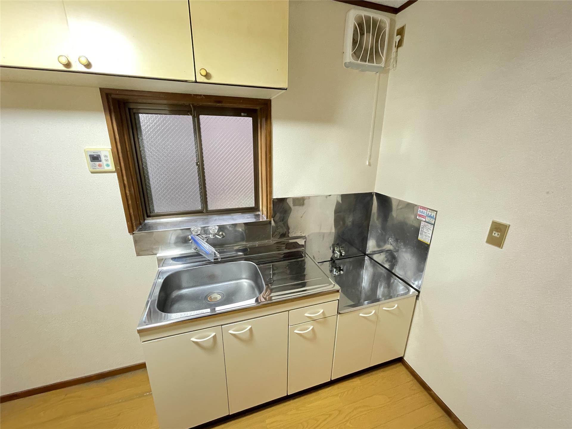 キッチン　ガスコンロ設置可能のキッチンです♪窓もあり換気もできます♪