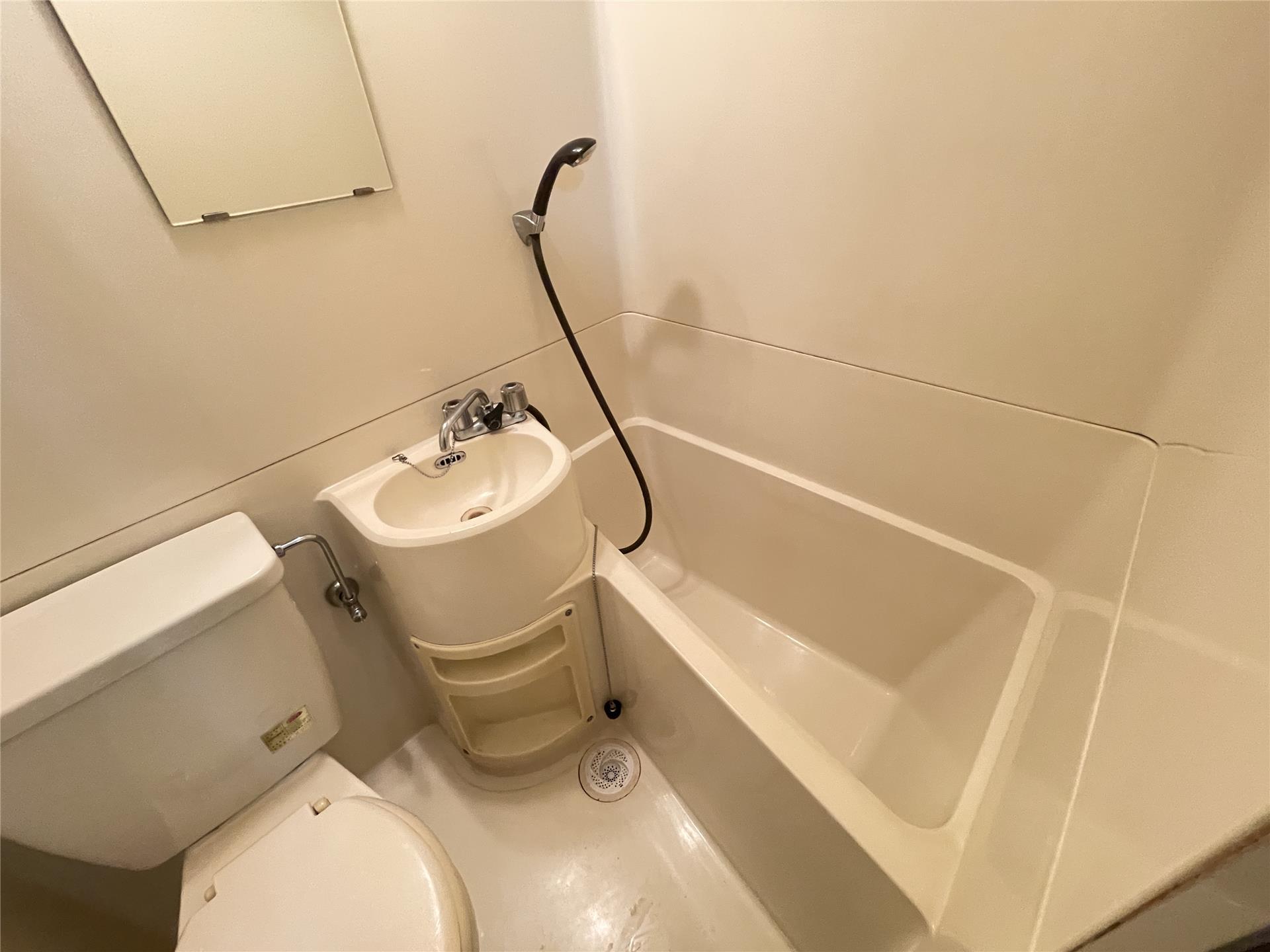 バス・シャワールーム　３点ユニットです♪シャワー、鏡付き♪