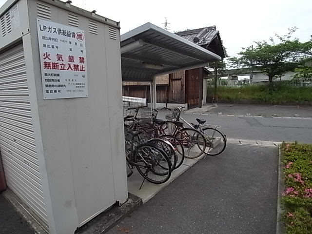 【姫路市飾磨区中浜町のアパートの駐車場】