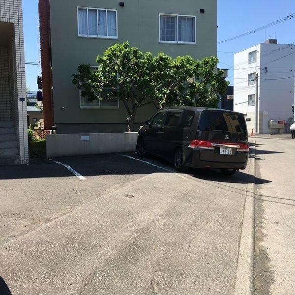 【札幌市豊平区美園九条のマンションの駐車場】