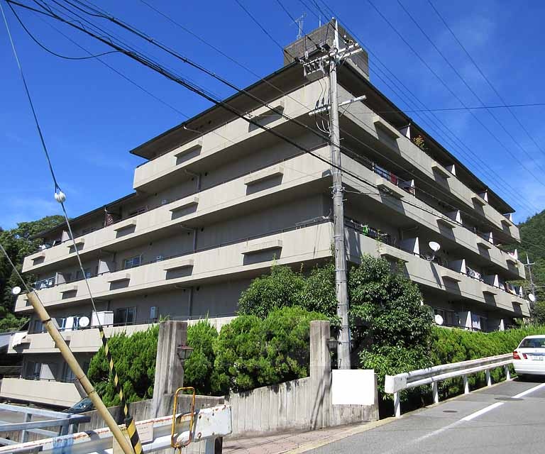 京都市伏見区醍醐下端山町のマンションの建物外観