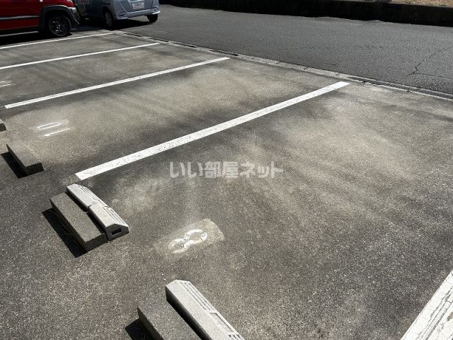 【桑名市新西方のアパートの駐車場】