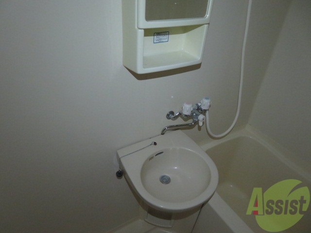 洗面設備　洗面台はバスルームの横に付いていました