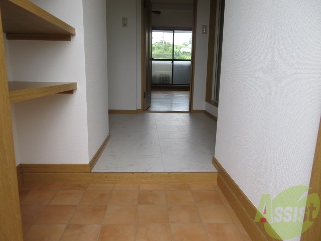 玄関　玄関から撮影しました。敷居が高くなくて安心ですね。