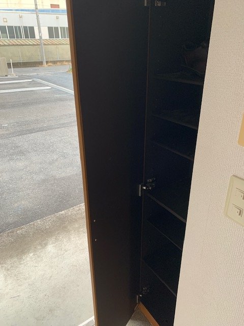 玄関　収納たっぷりの下駄箱付