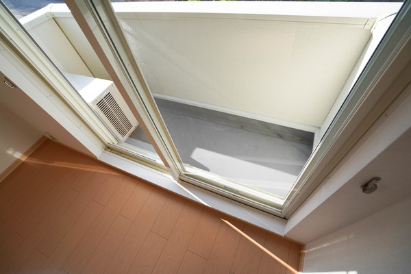 バルコニー　同じ建物の別の部屋