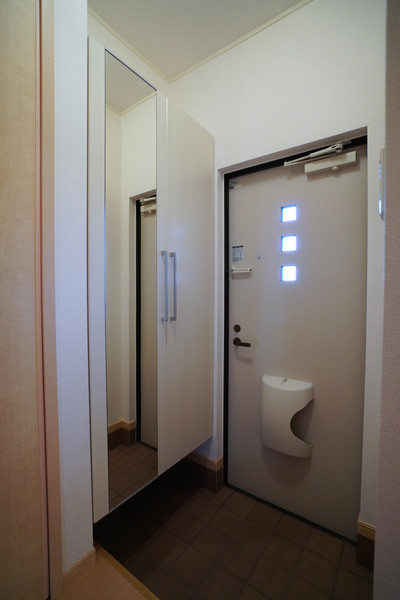 玄関　同じ建物の別の部屋