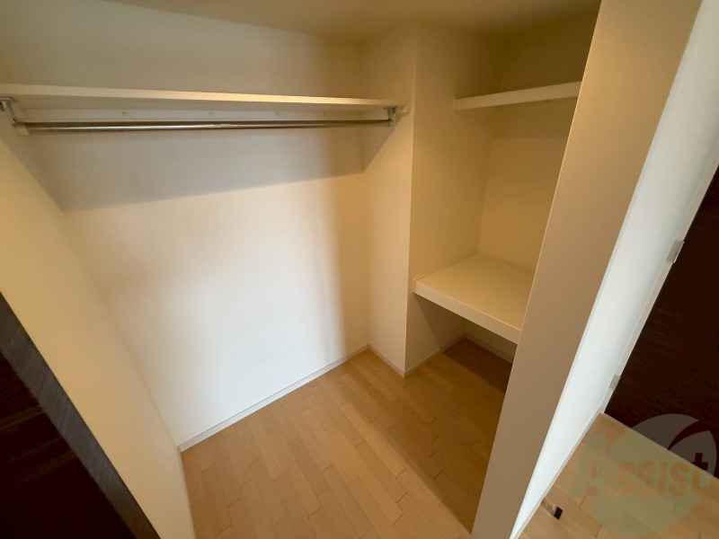 収納　こちらの収納にはハンガーをかけて服もしまえますね。