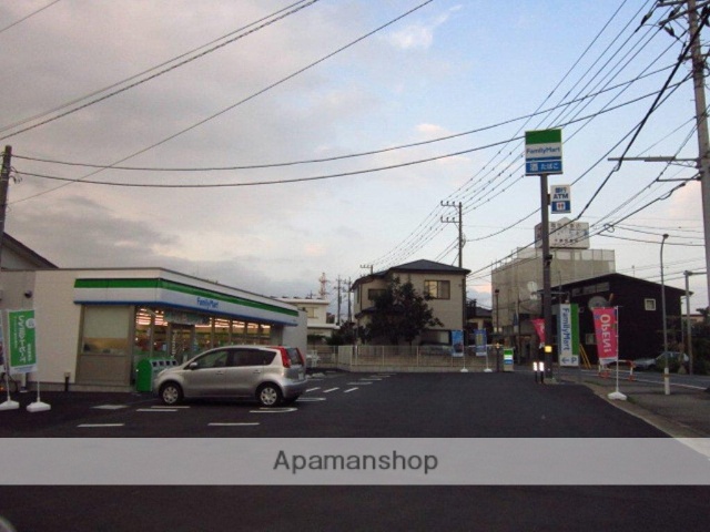 コンビニ　ファミリーマート（コンビニ）まで749m