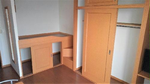 収納　ベット台の下は収納です。（1階）