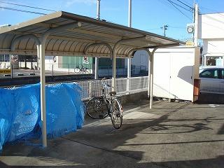 その他共有部分　駐輪場は屋根付きです。