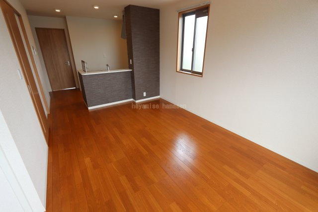 居室・リビング　写真は２０４号です。