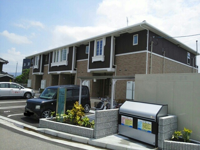 木田郡三木町大字下高岡のアパートの建物外観