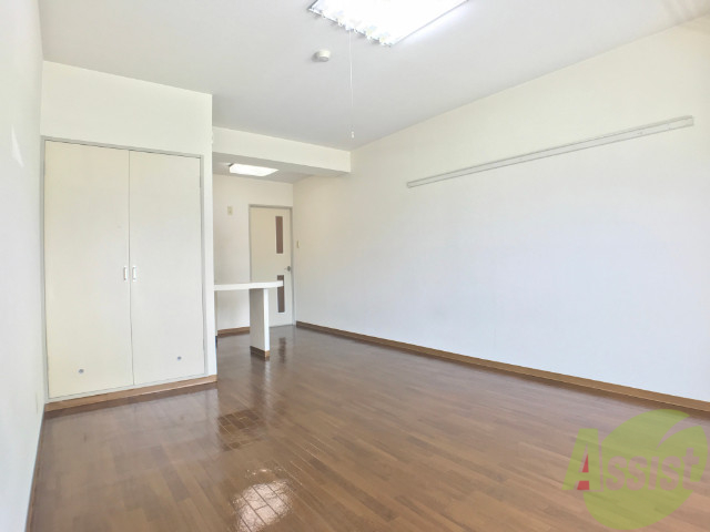 その他部屋・スペース　別の角度から洋室を撮影しました。日射しがあり明るい印象。