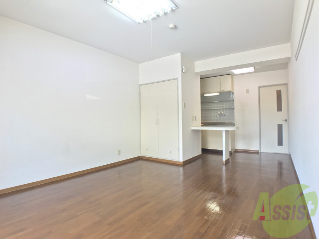 居室・リビング　１０帖の洋室です。広々として、きれいですね。