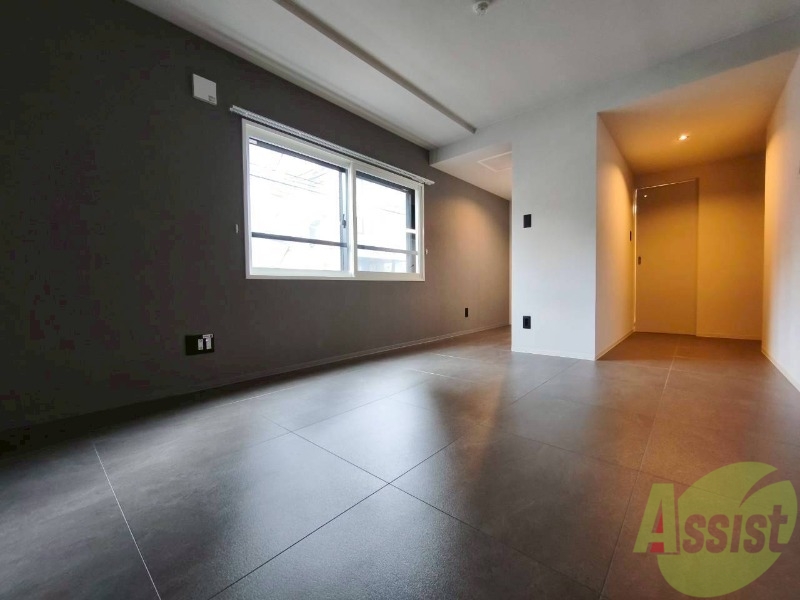 居室・リビング　木目のフローリングは落ち着きのある印象のお部屋になりますね。