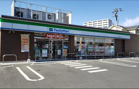 コンビニ　ファミリーマート 秦野本町二丁目店（コンビニ）まで651m