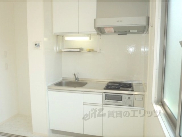 キッチン　キッチン横にもうれしい小窓あり