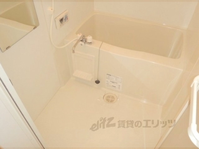 バス・シャワールーム　鏡付きのお風呂