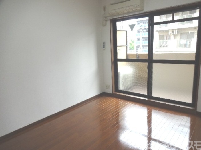 居室・リビング　窓から暖かい陽射しを取り込めます♪