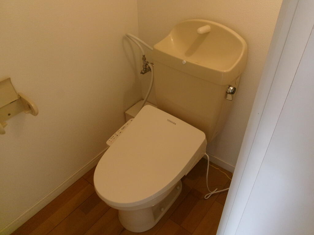 トイレ　温水洗浄便座。