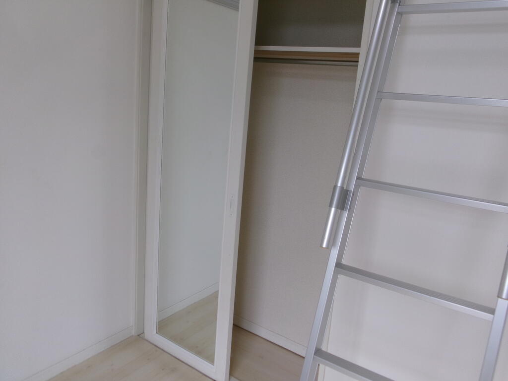 収納　姿見付きの収納扉。