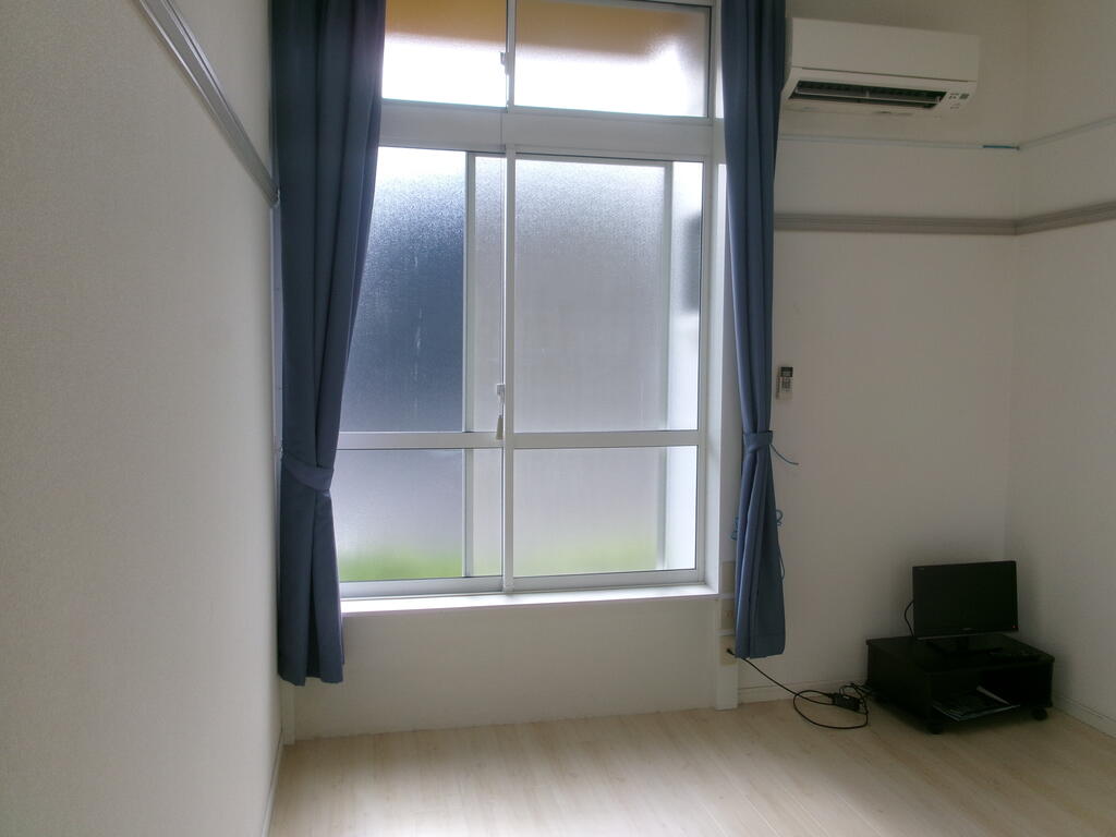 居室・リビング　窓は南西向きです。