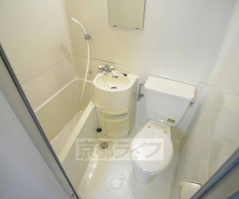 バス・シャワールーム　ユニットバスで掃除も簡単です。