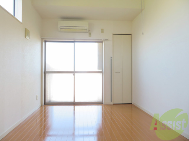 居室・リビング　陽の光が差し込む明るいお部屋は気持ちが良いですね。