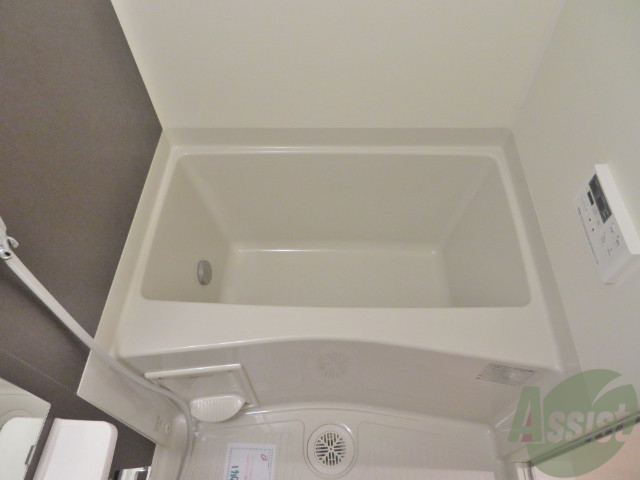 バス・シャワールーム　お風呂は追い焚き機能付きです。便利ですね～