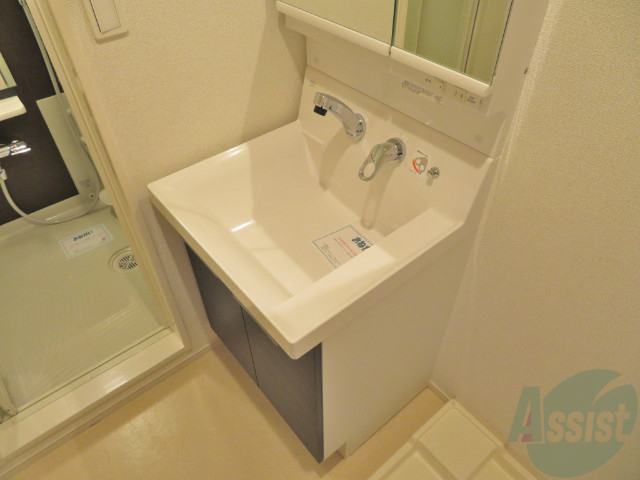 洗面設備　独立洗面台も付いております。シャワーヘッド付きです。