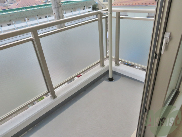 バルコニー　バルコニーも広いので、夏は日光浴できそうです