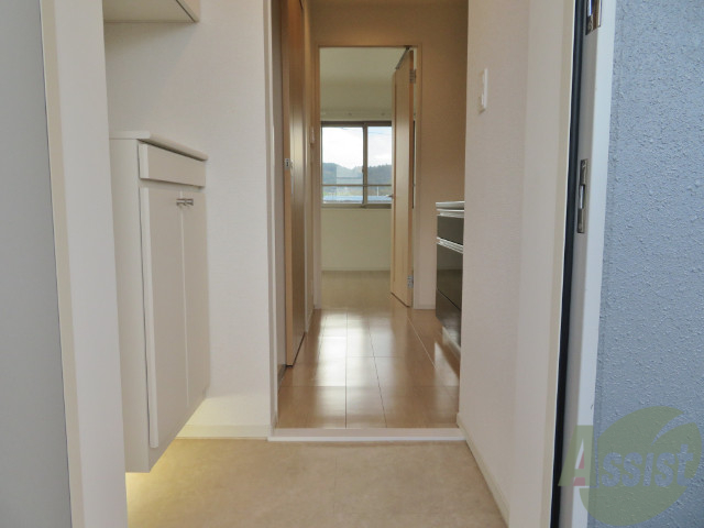 玄関　玄関回りも広そうです。シューズボックスもございます。