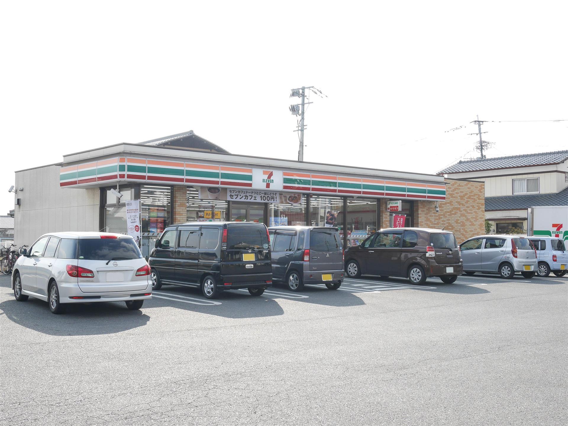 コンビニ　セブンイレブン（コンビニ）まで700m