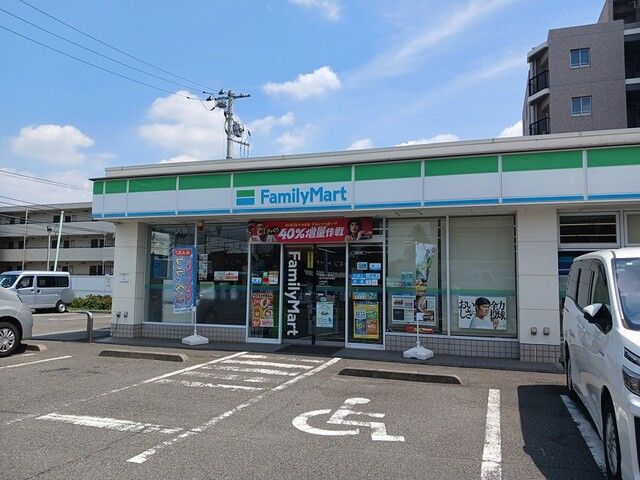 コンビニ　ファミリーマート（コンビニ）まで240m
