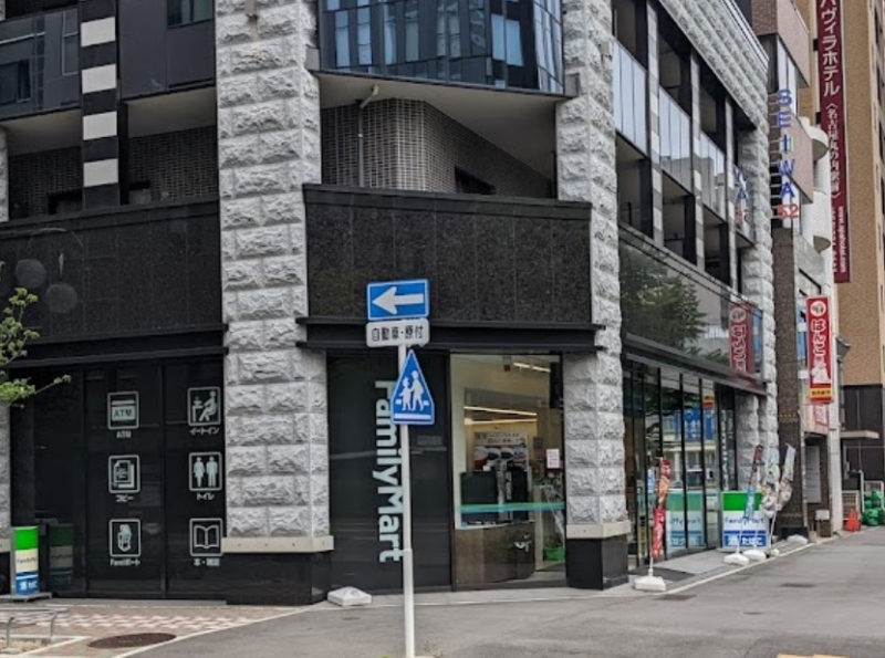 コンビニ　ファミリーマート丸の内二丁目店（コンビニ）まで582m