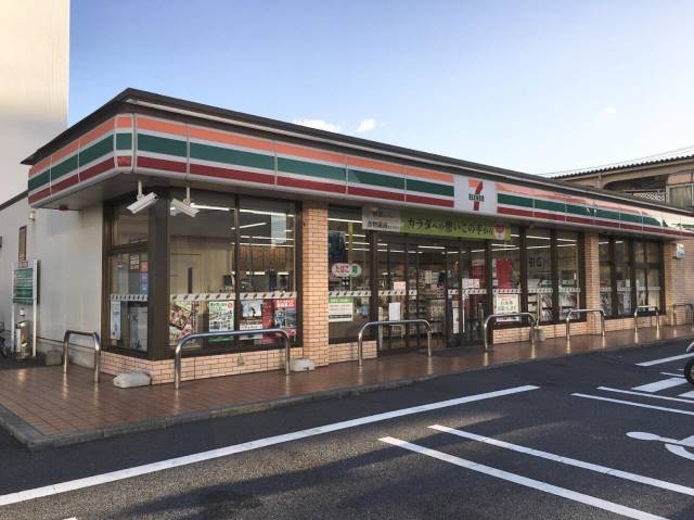 コンビニ　セブンイレブン（コンビニ）まで370m