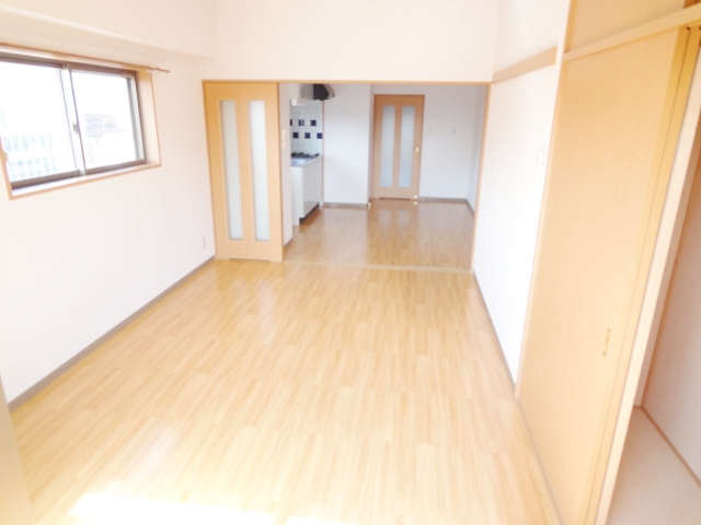 居室・リビング　同物件、別号室のものです。