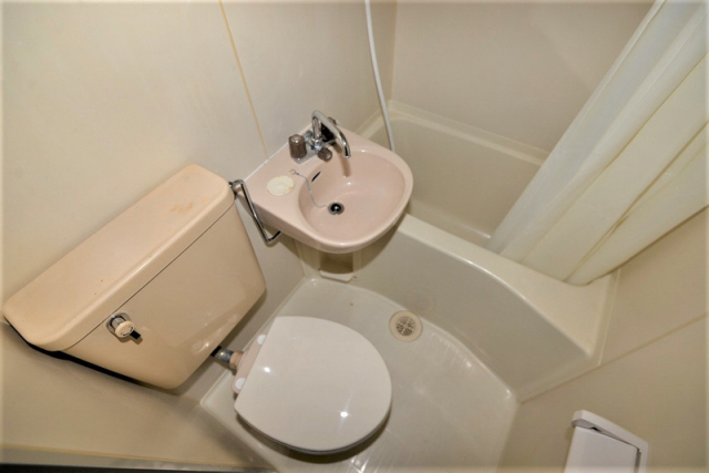 バス・シャワールーム　コンパクトで使いやすいお風呂です