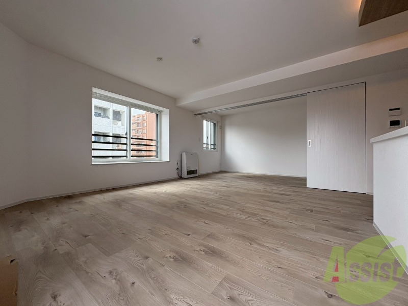 居室・リビング　木目のフローリングは落ち着きのある印象のお部屋になりますね。