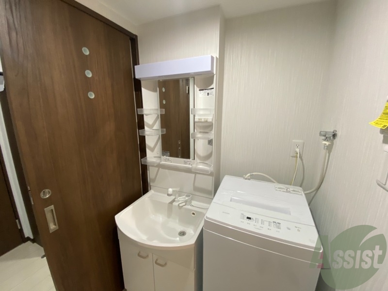 洗面設備　独立洗面台で、朝の身支度もバッチリですね。