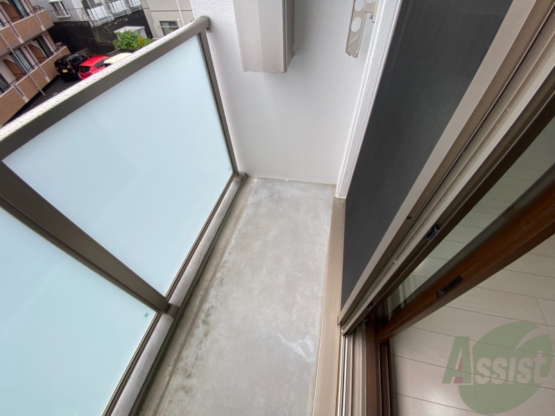 バルコニー　広々としたバルコニーで洗濯物干しもバッチリです。