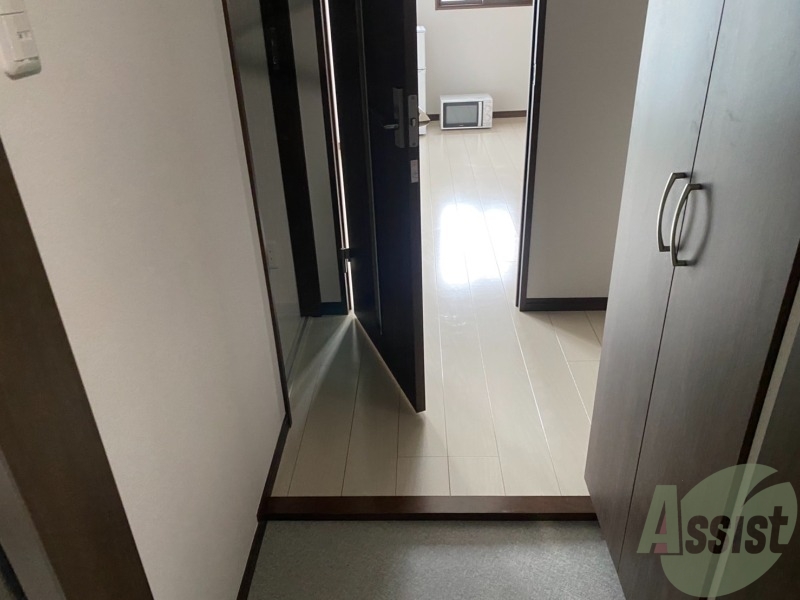 玄関　玄関から、すぐにお部屋が見えないので安心ですね。