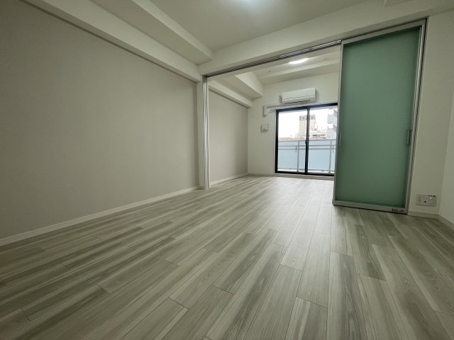 居室・リビング　同物件、別号室のものです。