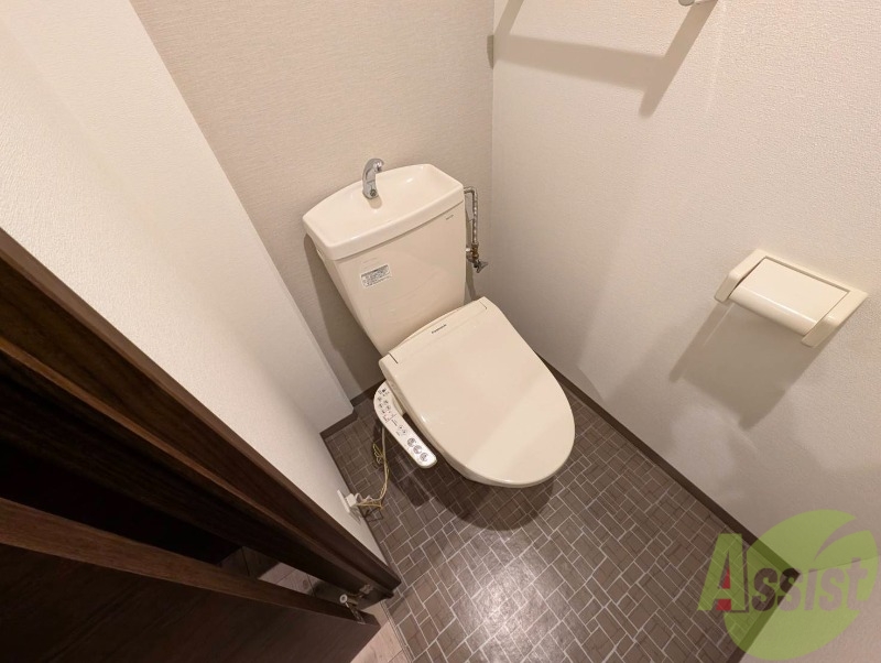 トイレ　ウォシュレット機能がついたトイレです。安心して使用できます。